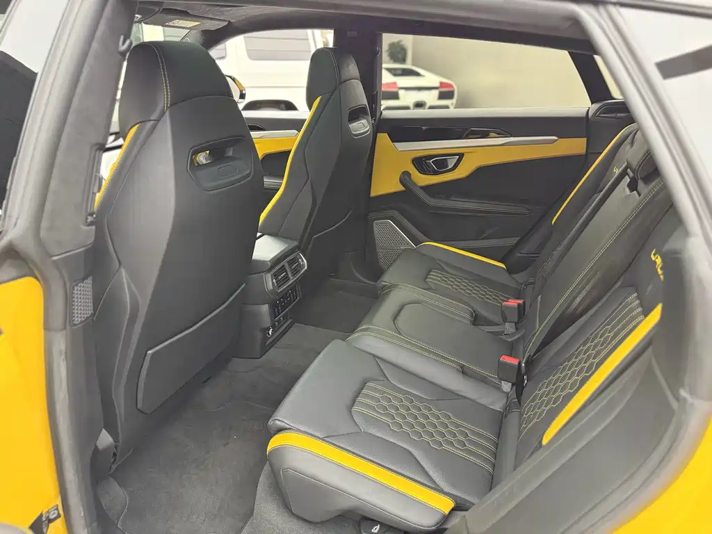 Lamborghini Urus 2023 — фото 11