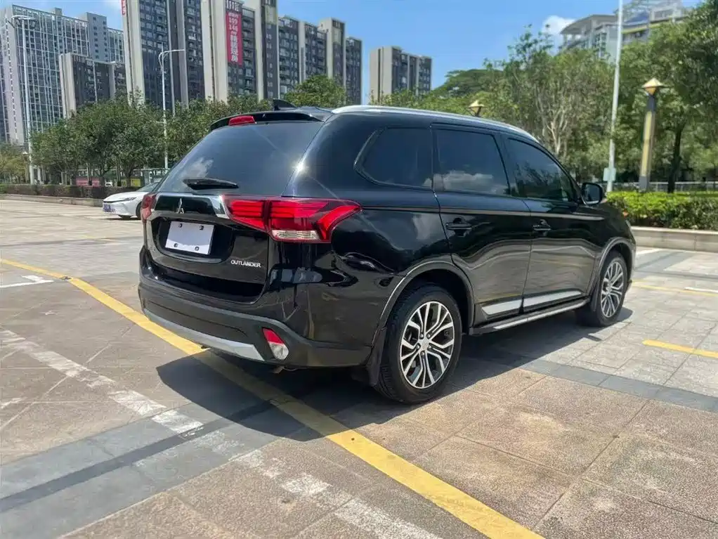 Mitsubishi Outlander 2017 — фото 9