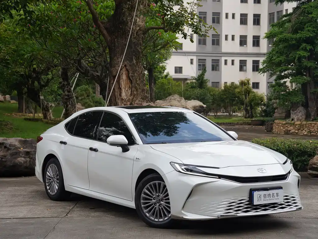 Toyota Camry 2024 — фото 4