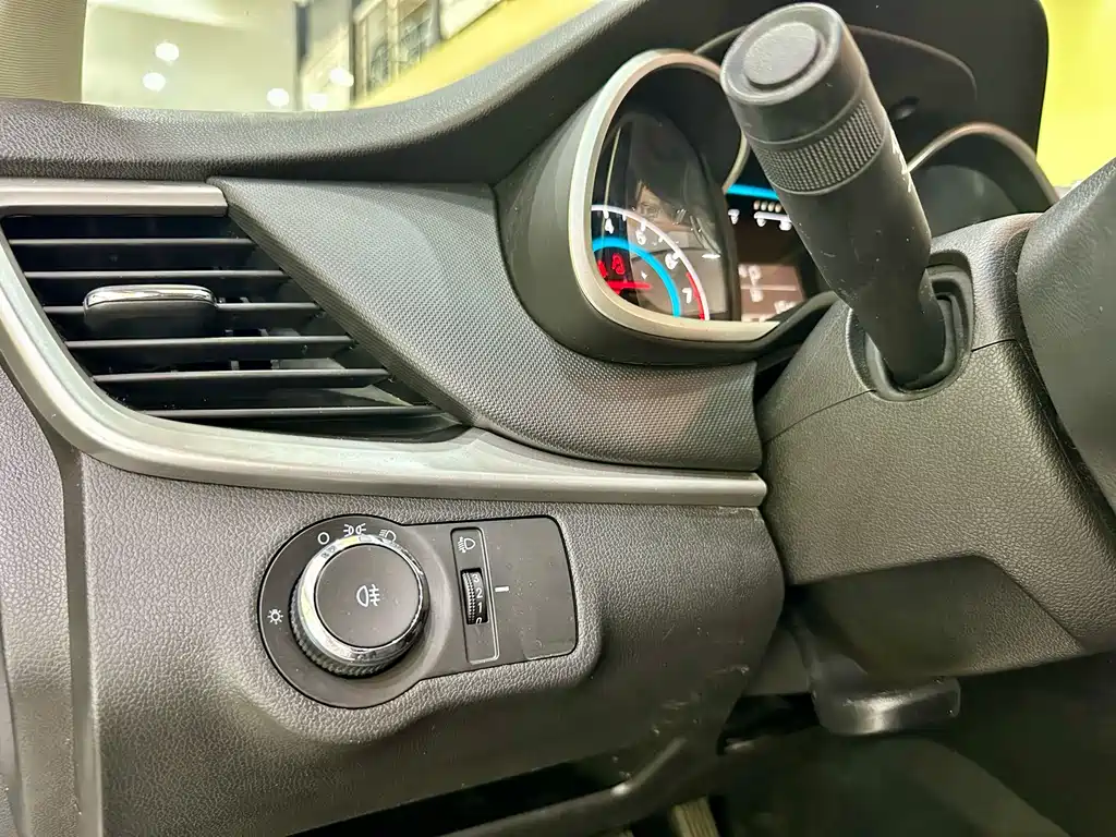 Chevrolet Cavalier 2018 — фото 16