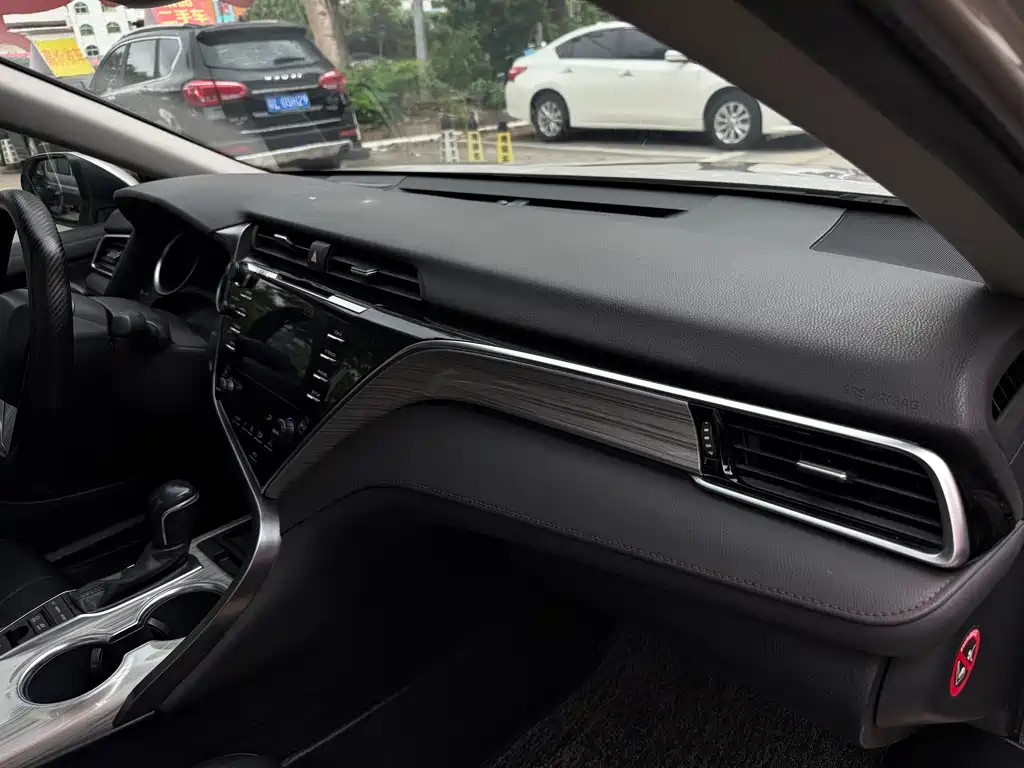 Toyota Camry 2018 — фото 28