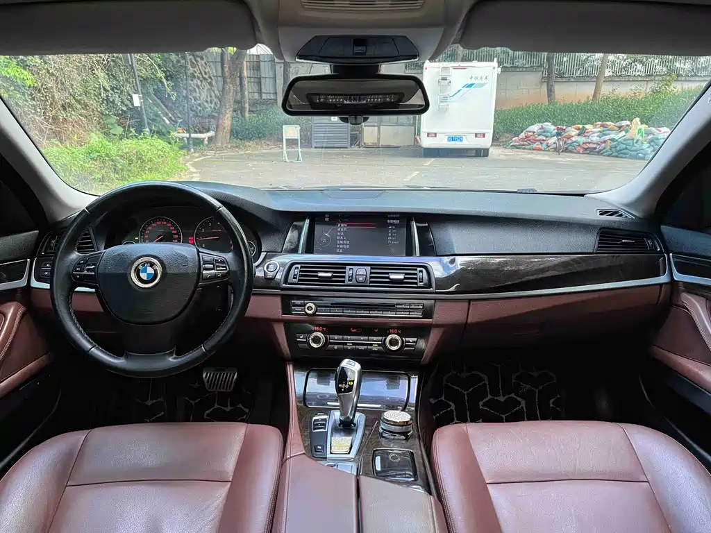 BMW 5 Series 2016 — фото 12