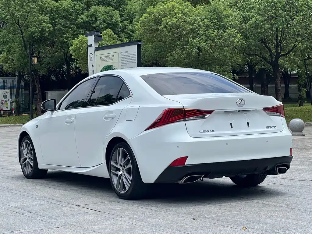 Lexus IS 2019 — фото 28