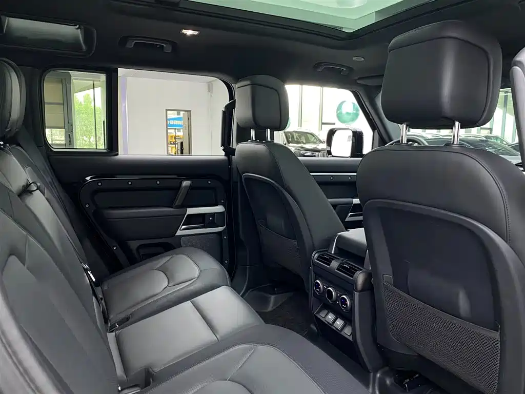 Land Rover Defender 2023 — фото 12
