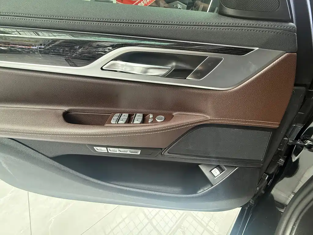 BMW 7 Series 2018 — фото 13