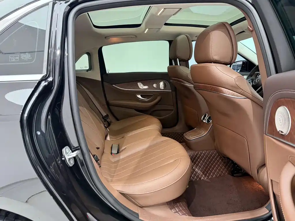 Mercedes-Benz E-Class 2023 — фото 18