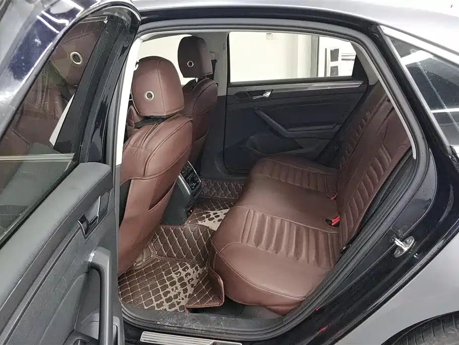 Volkswagen Passat 2017 — фото 11