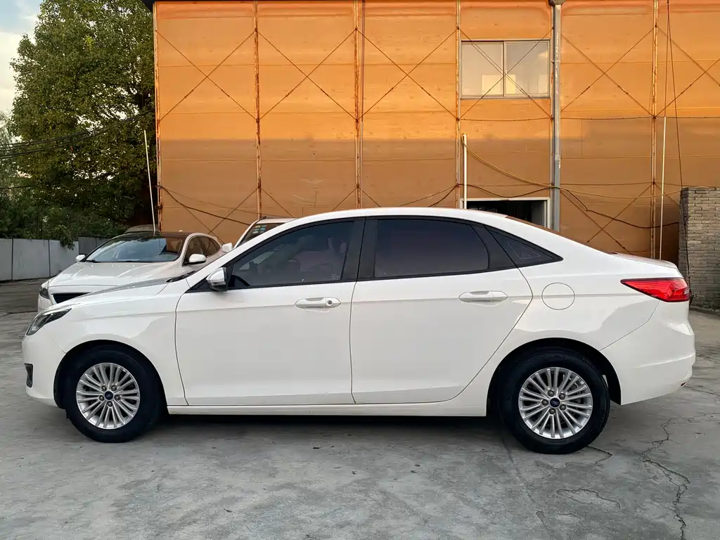 Ford Escort 2016 — фото 10