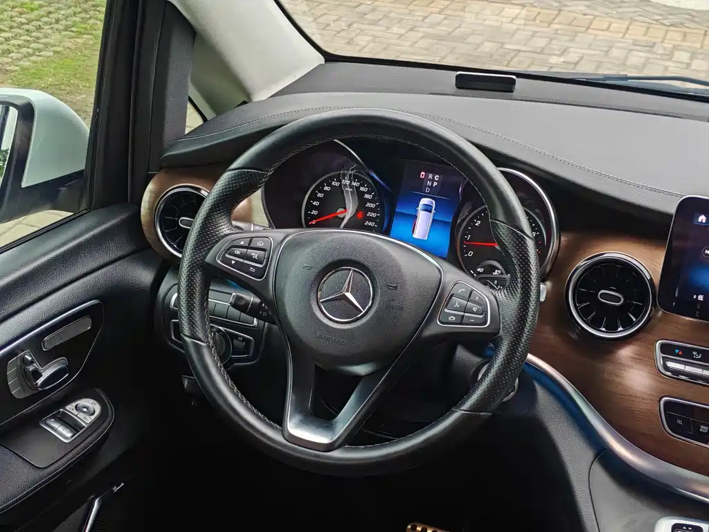 Mercedes-Benz V-Class 2022 — фото 11