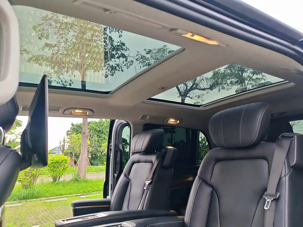 Mercedes-Benz V-Class 2022 — фото 15