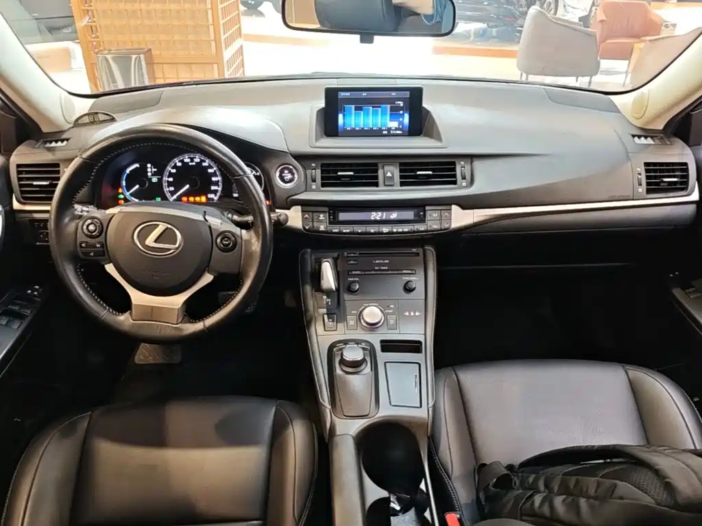Lexus CT 2019 — фото 16