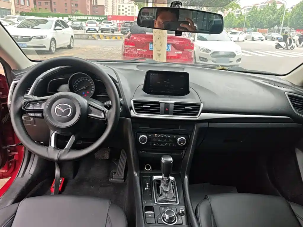 Mazda 3 Axela 2018 — фото 10