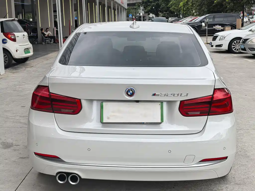 BMW 3 Series 2018 — фото 11