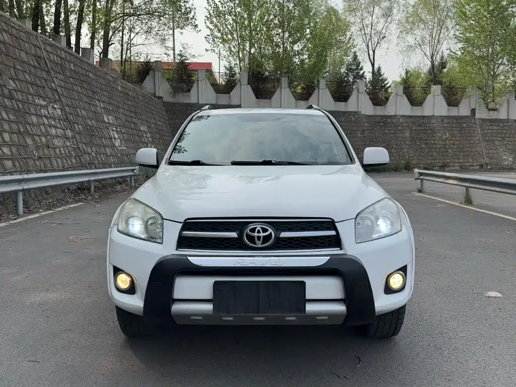 Toyota RAV4 2011 — фото 2