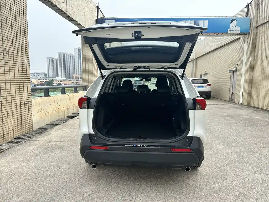 Toyota RAV4 2023 — фото 16