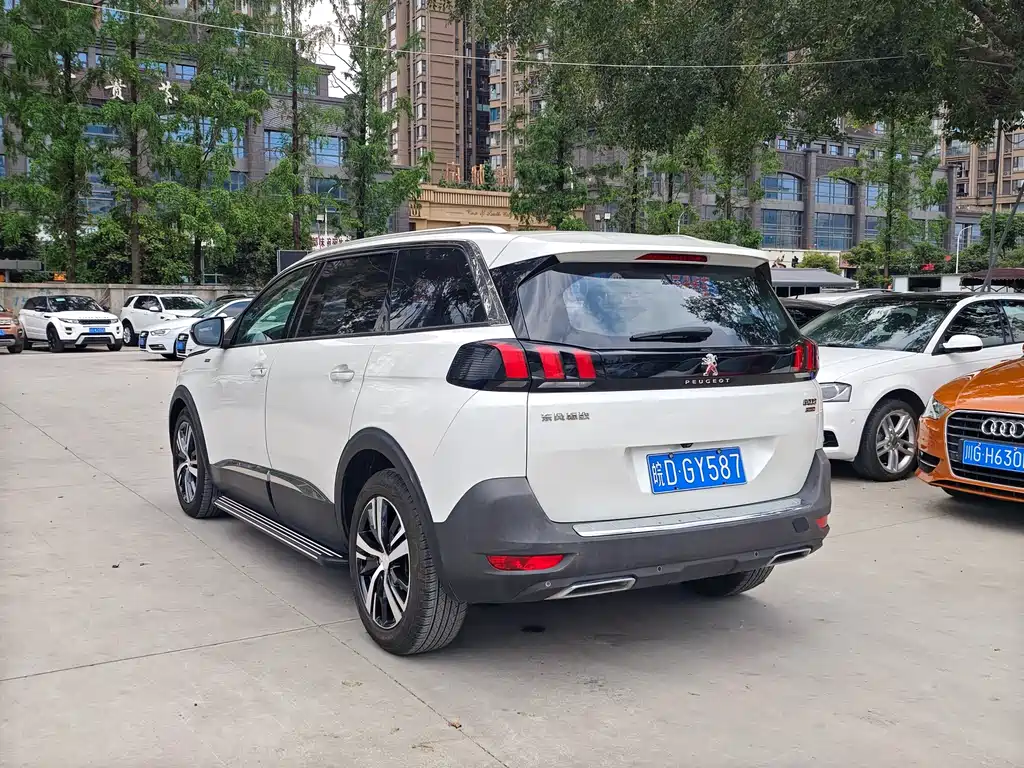Peugeot 5008 2017 — фото 13