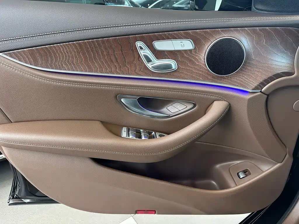 Mercedes-Benz E-Class 2023 — фото 16