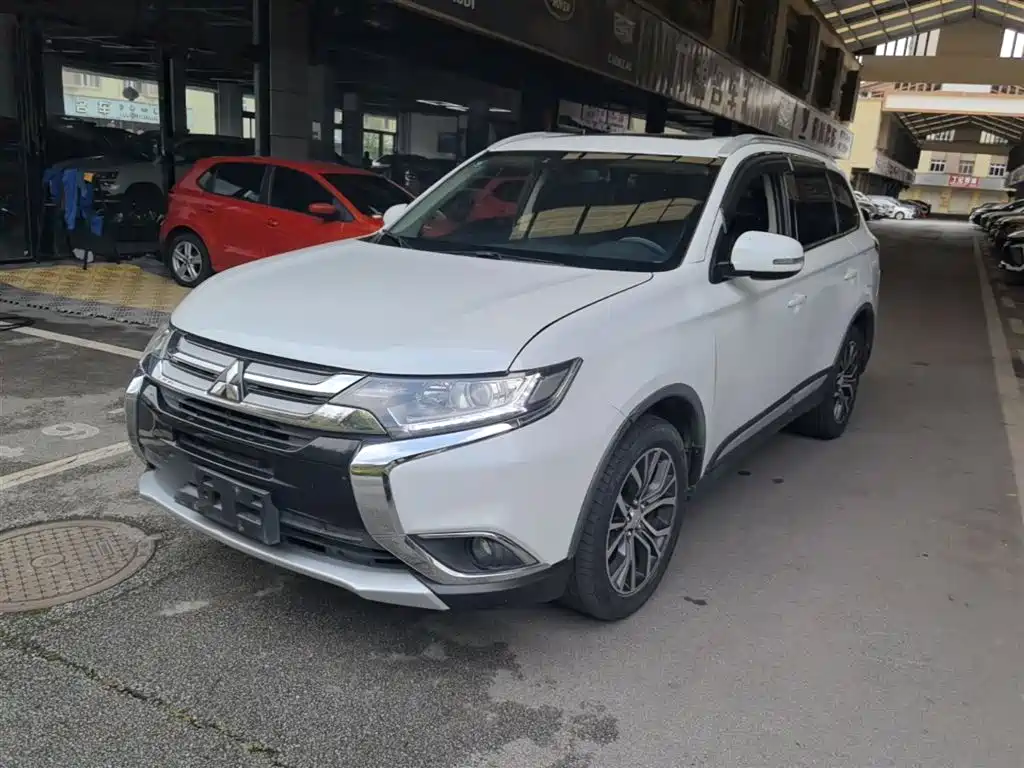 Mitsubishi Outlander 2017 — фото 1