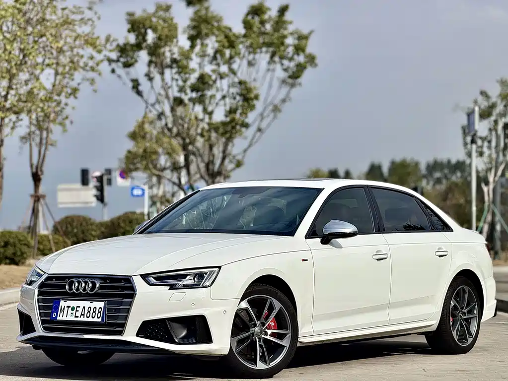 Audi A4L 2019 — фото 1