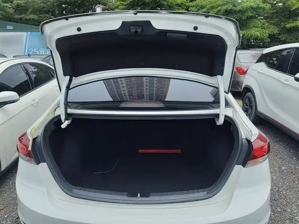 Hyundai Elantra 2017 — фото 18