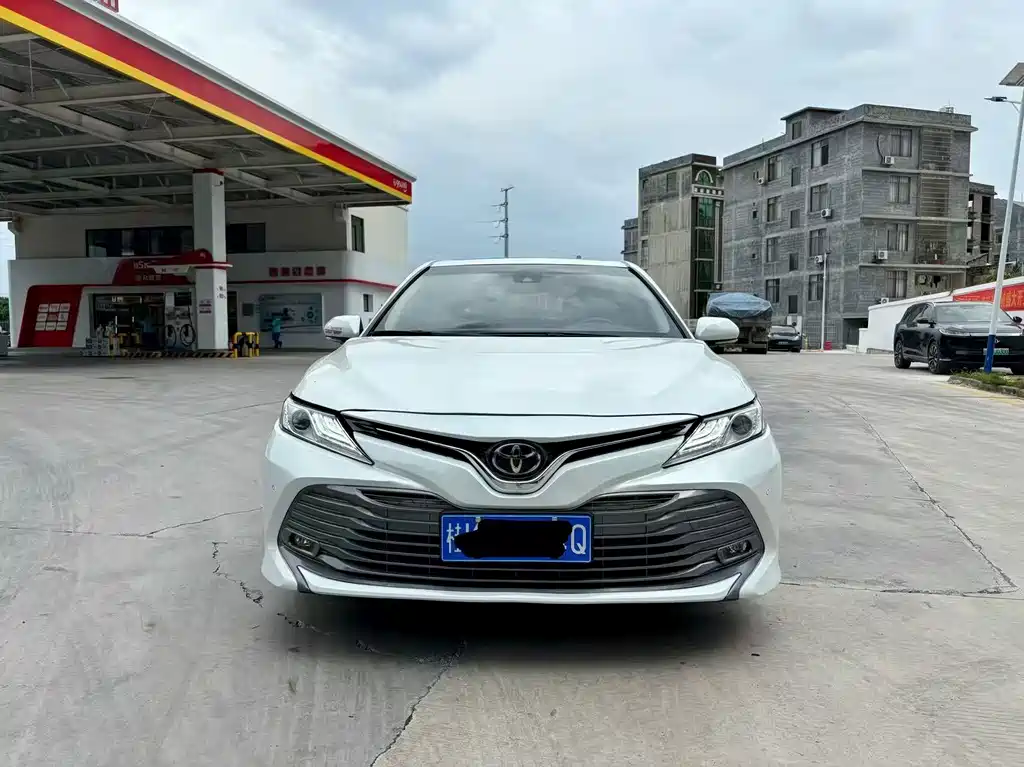 Toyota Camry 2018 — фото 2