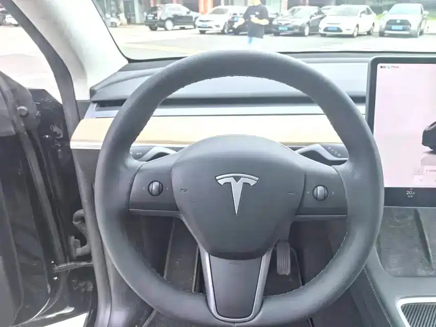 Tesla Model Y 2024 — фото 5