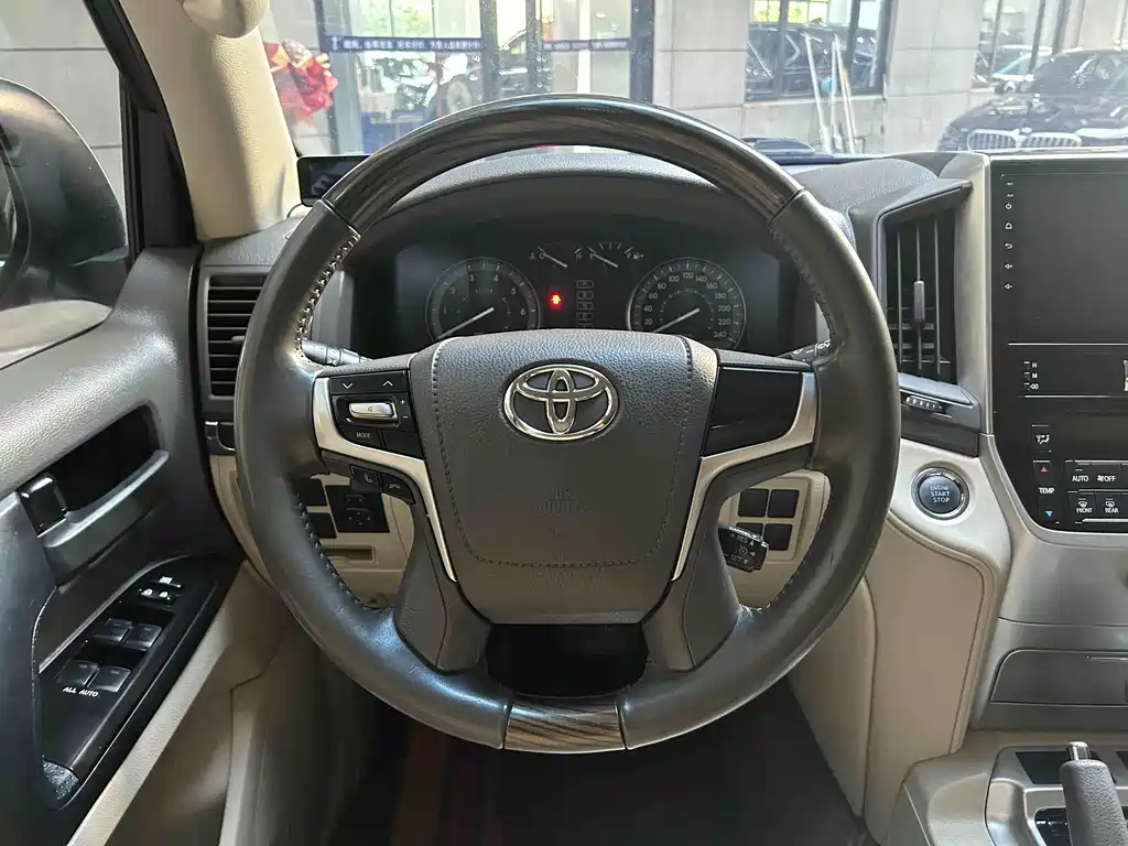 Toyota Land Cruiser 2020 — фото 8