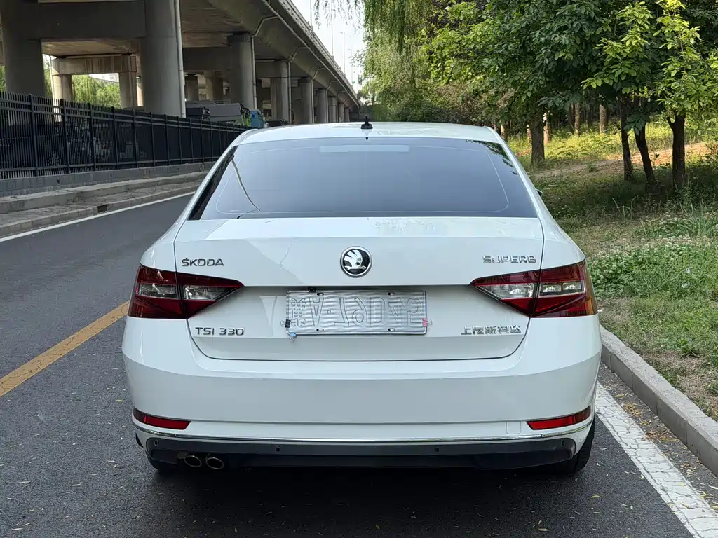 Skoda Superb 2017 — фото 17