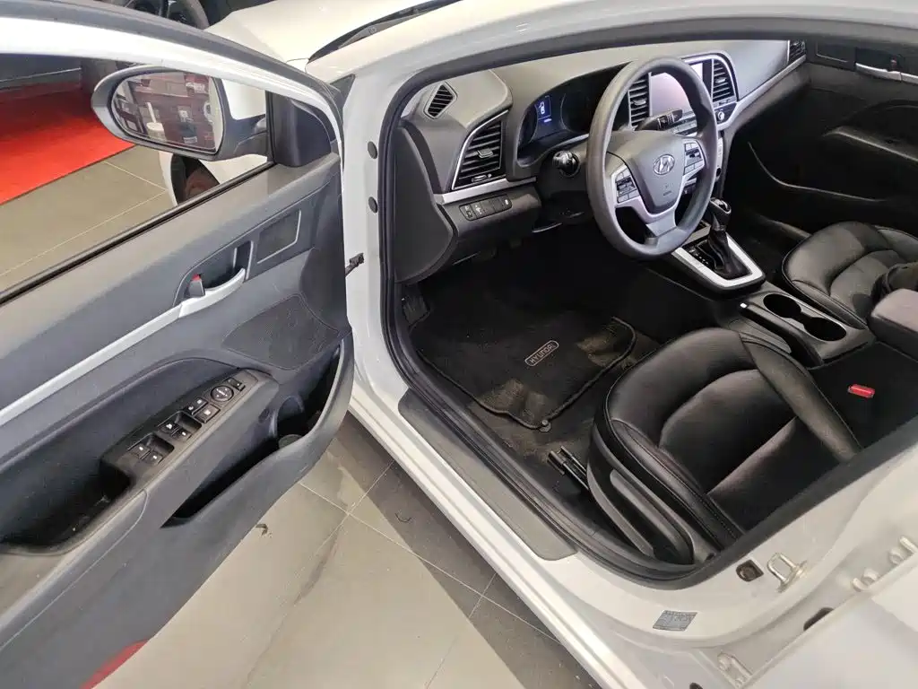Hyundai Elantra 2018 — фото 14