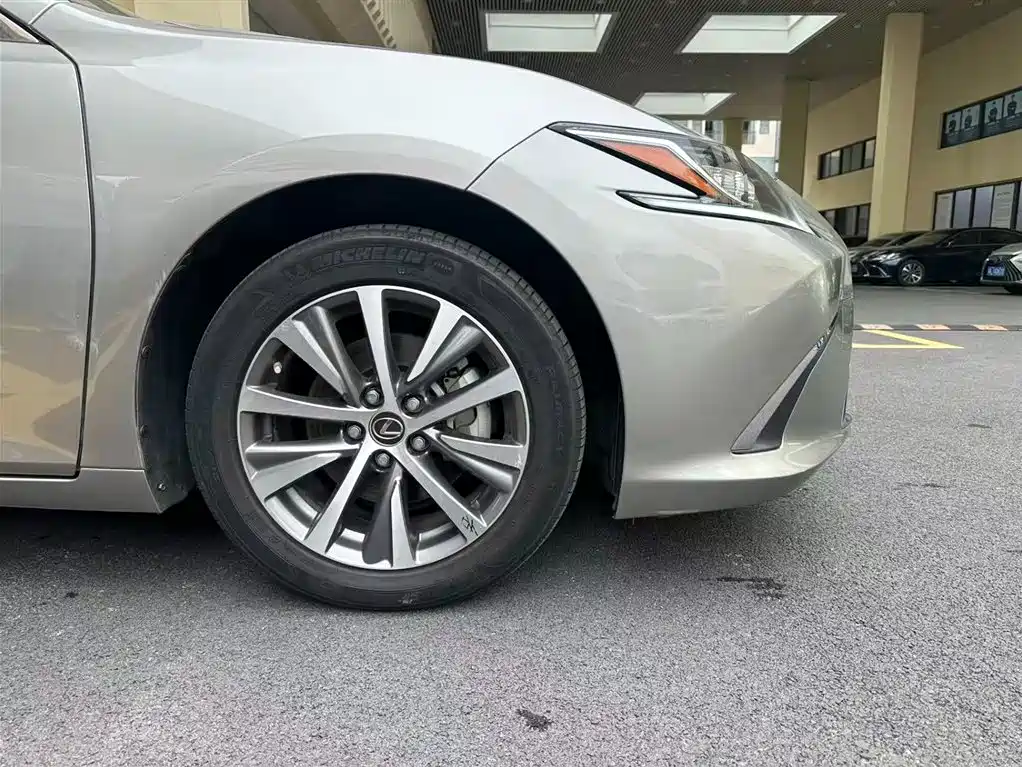Lexus ES 2021 — фото 12