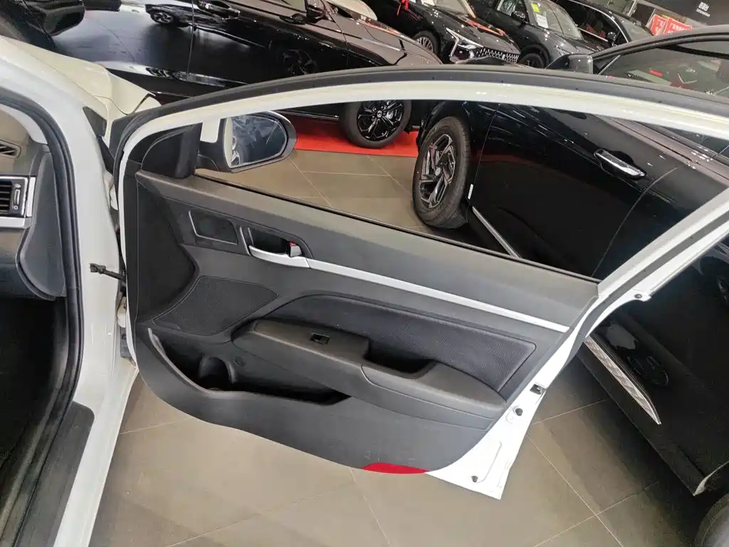 Hyundai Elantra 2018 — фото 16