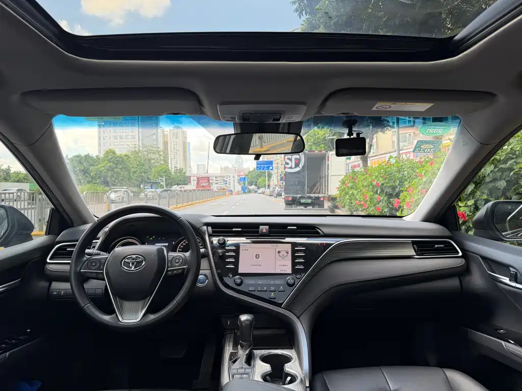 Toyota Camry 2018 — фото 9