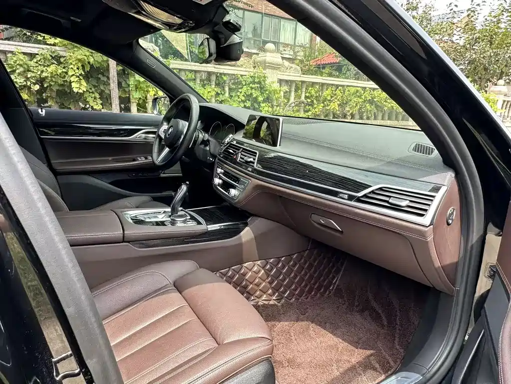 BMW 7 Series 2019 — фото 16