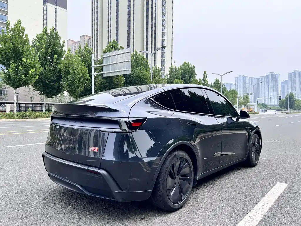 Tesla Model Y 2025 — фото 16