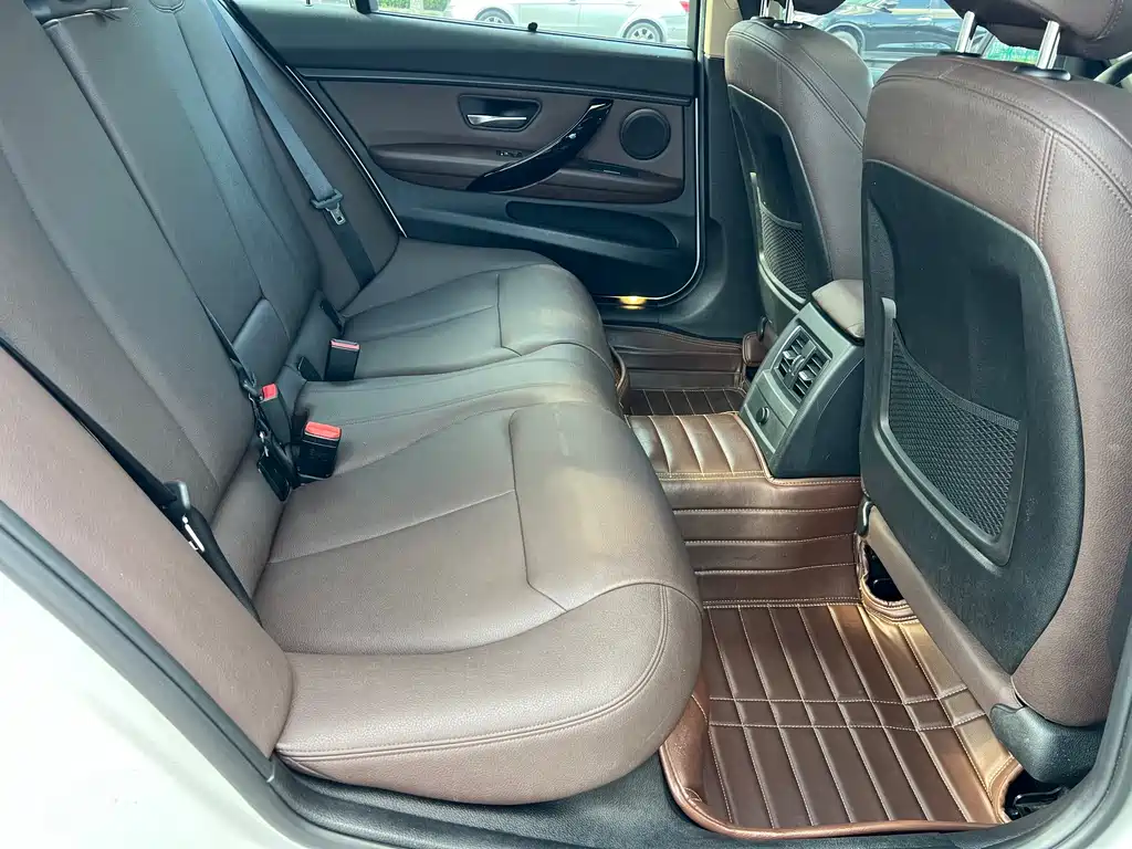 BMW 3 Series 2018 — фото 9