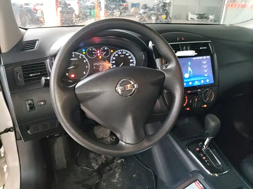 Nissan Tiida 2015 — фото 11