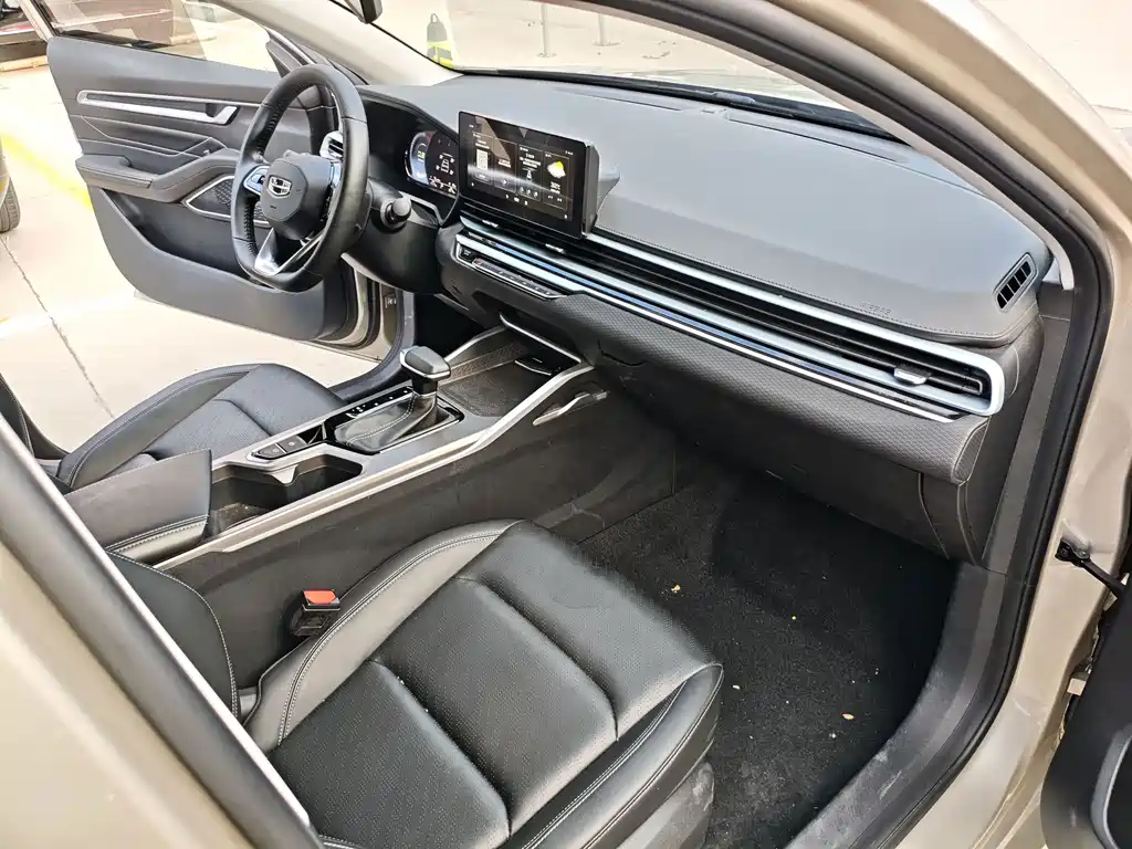 Geely Emgrand 2022