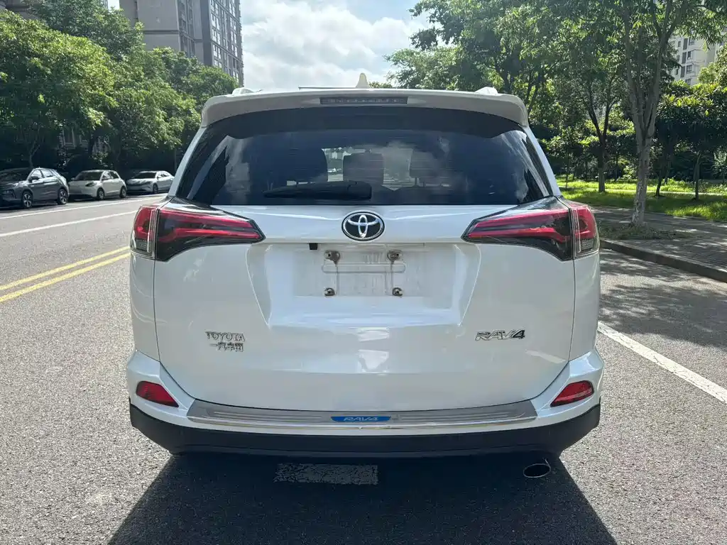 Toyota RAV4 2019 — фото 9