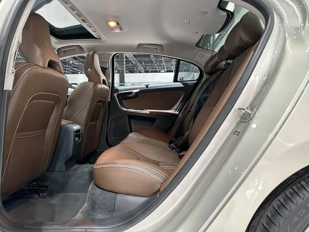 Volvo S60 Plug-In Hybrid 2016 — фото 13