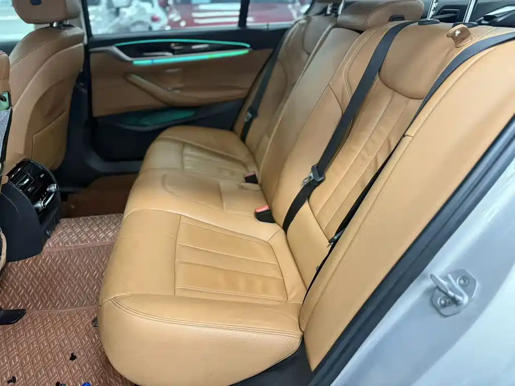 BMW 5 Series 2018 — фото 11