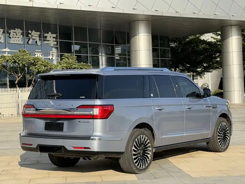 Lincoln Navigator 2022 — фото 16