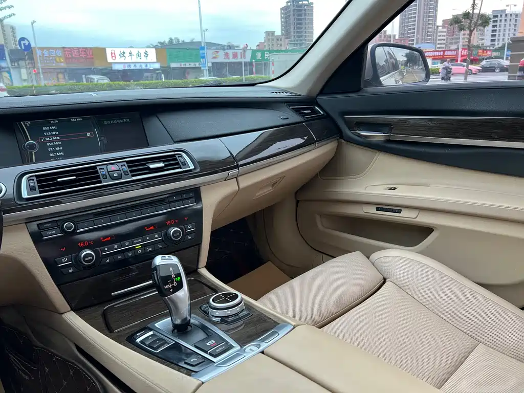 BMW 7 Series 2012 — фото 15