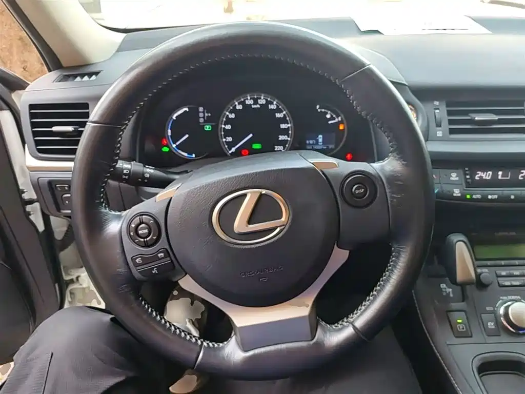 Lexus CT 2015 — фото 11