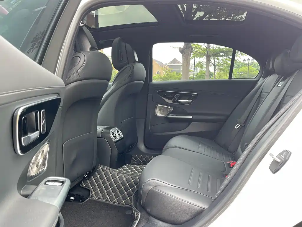 Mercedes-Benz C-Class 2025 — фото 12
