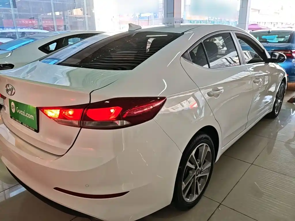 Hyundai Elantra 2017 — фото 7