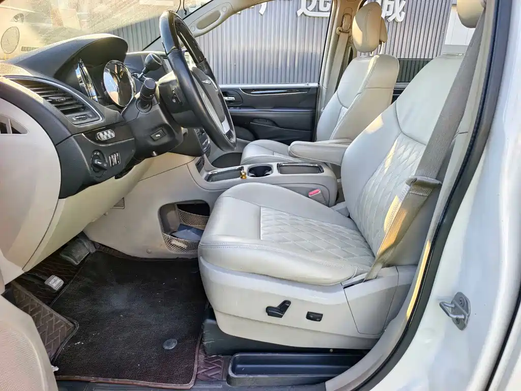 Chrysler Grand Voyager 2014 — фото 10