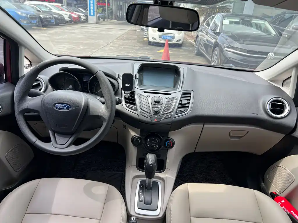Ford Fiesta 2016 — фото 11