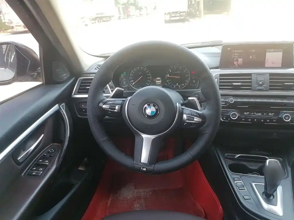 BMW 3 Series 2018 — фото 11
