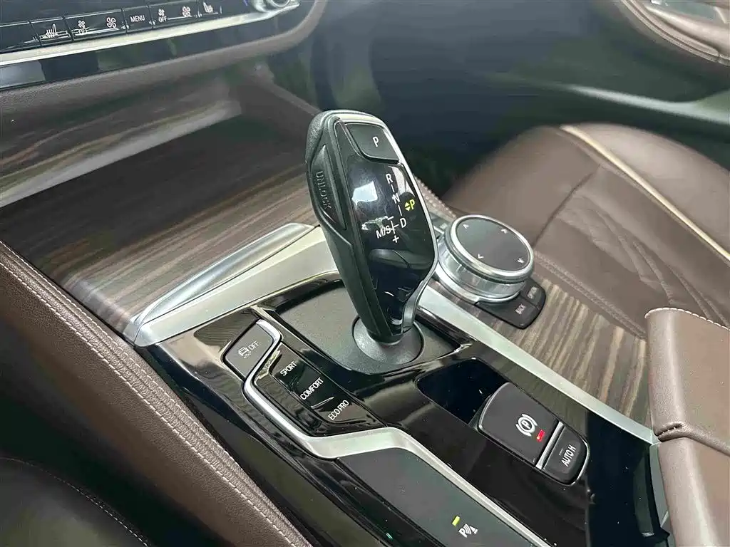 BMW 5 Series 2019 — фото 13