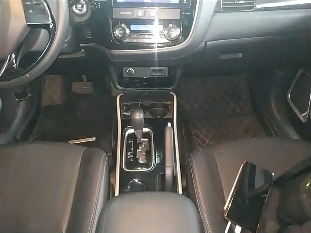 Mitsubishi Outlander 2018 — фото 14